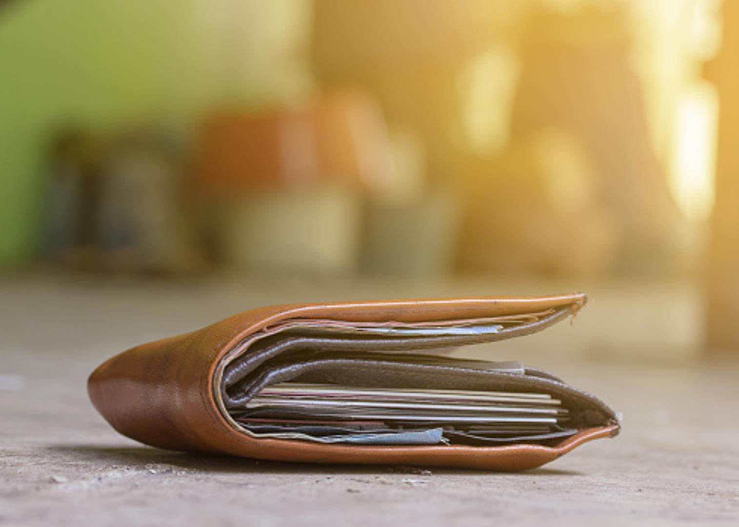 Natrpan novčanik - Ako nosite sa sobom svašta što vam zaista ne treba, poput starih računa i iskaznica koje već godinama ne vrijede, vjerojatno tako i trošite novac, na stvari koje vam ne trebaju. 