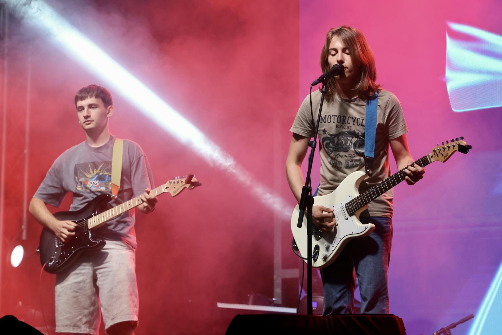Veliko finale festivala pripalo je sedamnaestogodišnjem Taju Farrantu, australskom gitarističkom čudu koje se već ubraja među najuzbudljivije mlade gitariste današnjice. Svojim spojem bluesa, rocka i soula, kao i iznimnom scenskom energijom, Farrant je publiku osvajao diljem svijeta, a nastup u Trilju bio je jedna od rijetkih prilika da ga domaća publika doživi uživo.