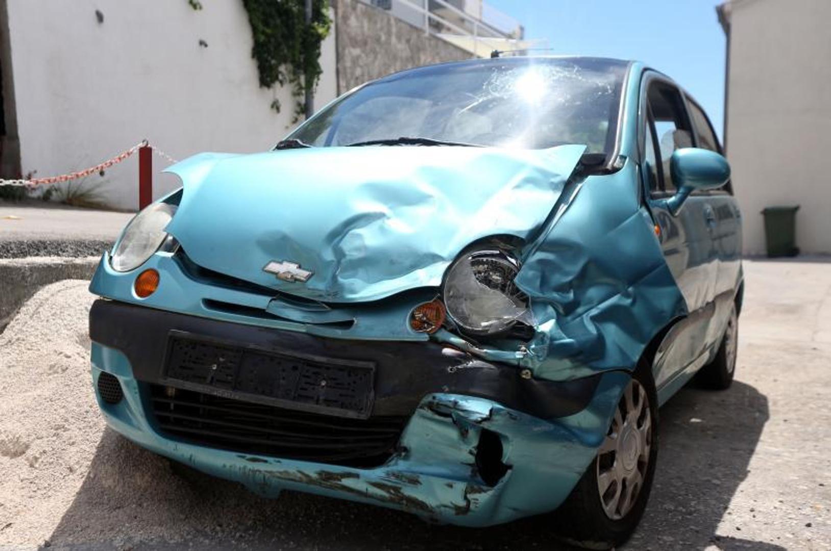 U Primoštenu, na cesti D-8 u sudaru dvaju automobila ozlijeđene su 4 osobe.