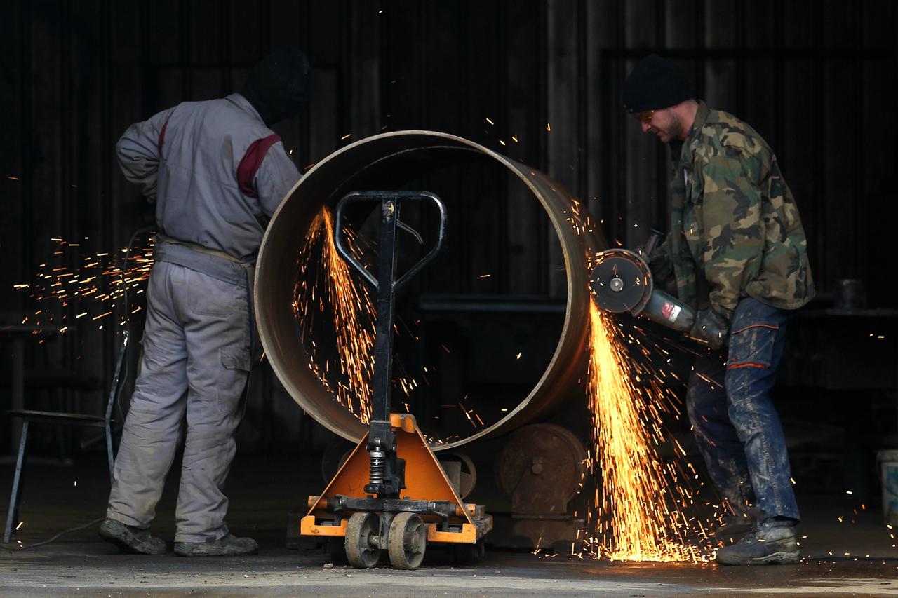 27.03.2015., Zagreb - Radnici pile metalnu cijev. Photo: Zeljko Lukunic/PIXSELL