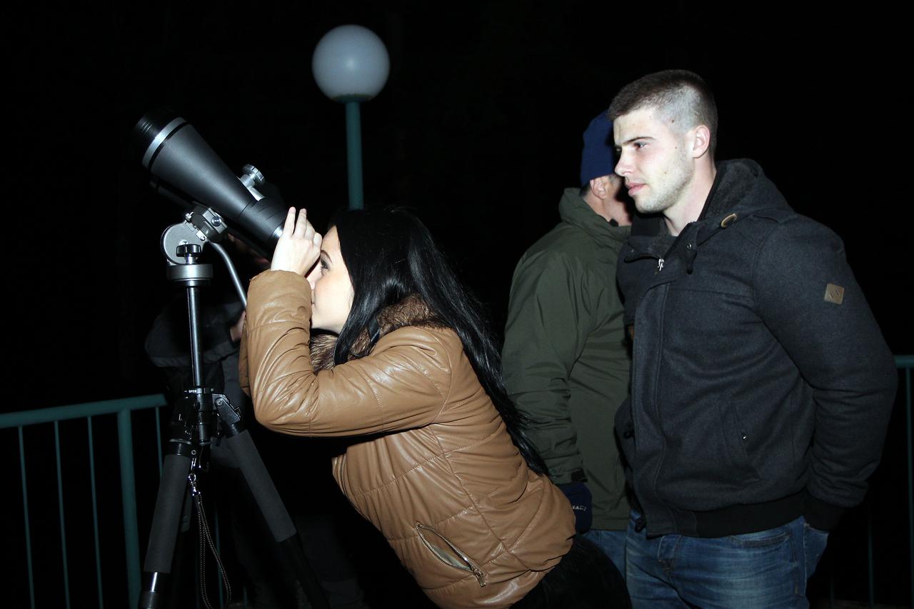 22.11.2014., Zagreb - Sljeme Star Party u Tomislavovom domu u organizaciji Astronomskog drustva Beskraj. Odrzana su razna predavanja vezana uz svemir, a na terasi su bili postavljeni razni teleskopi za promatranje zvijezda.  Photo: Goran Jakus/PIXSELL