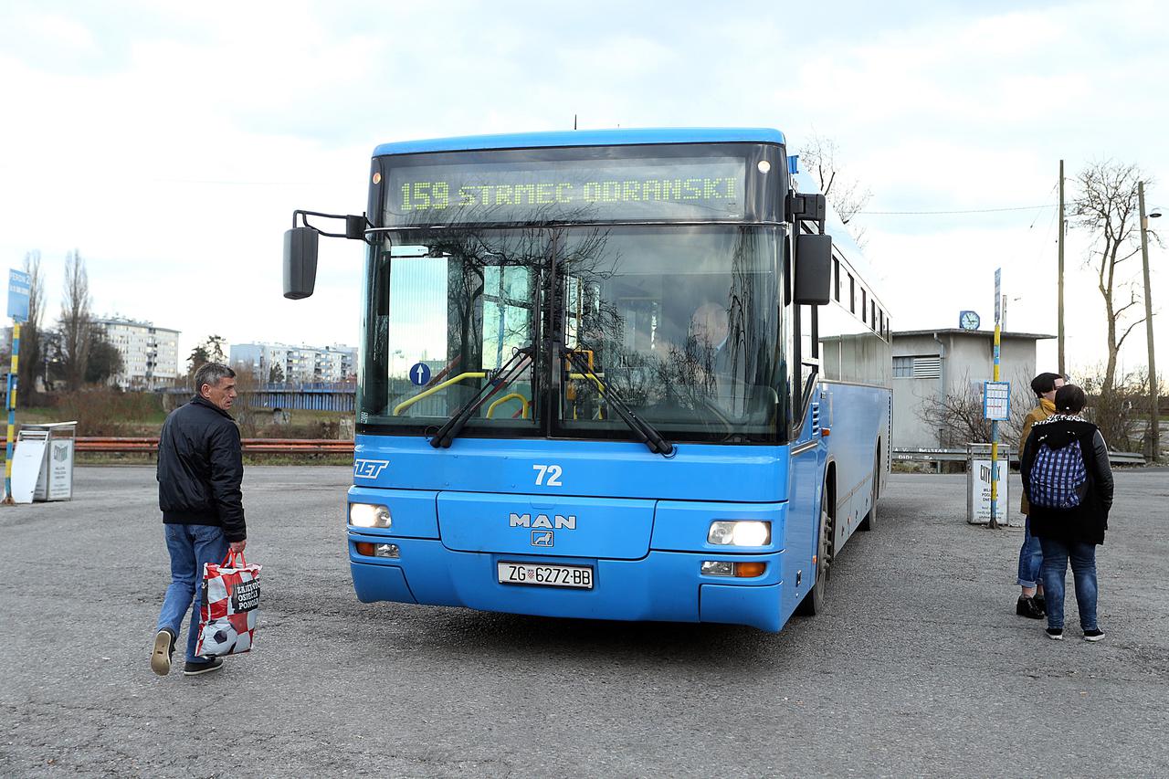 05.02.2016., Okretiste autobusa na Savskom mostu, Zagreb - Putnici na liniji 159, Savski most - Strmec Odranski zale se jer navedena linije ne vozi nedjeljom.  DKS_56132059 Photo: Goran Stanzl/PIXSELL