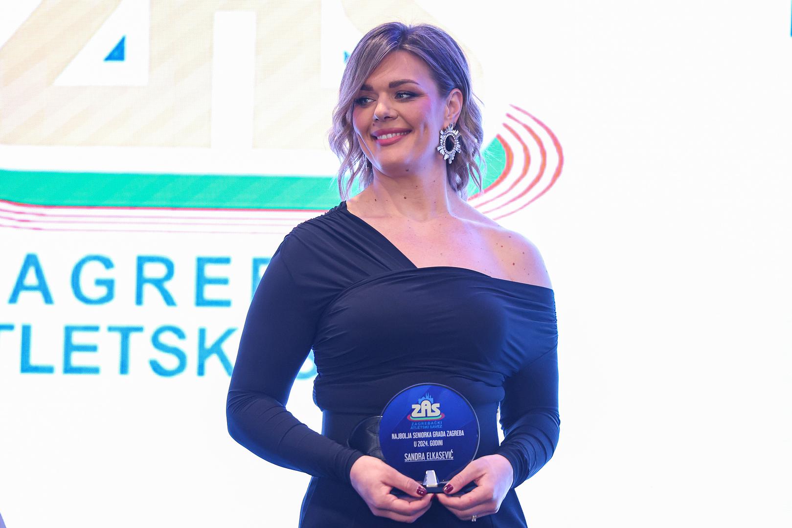 Sandra je za svečanu večer odabrala elegantnu crnu modnu kombinaciju i kosu oblikovanu u valove. 