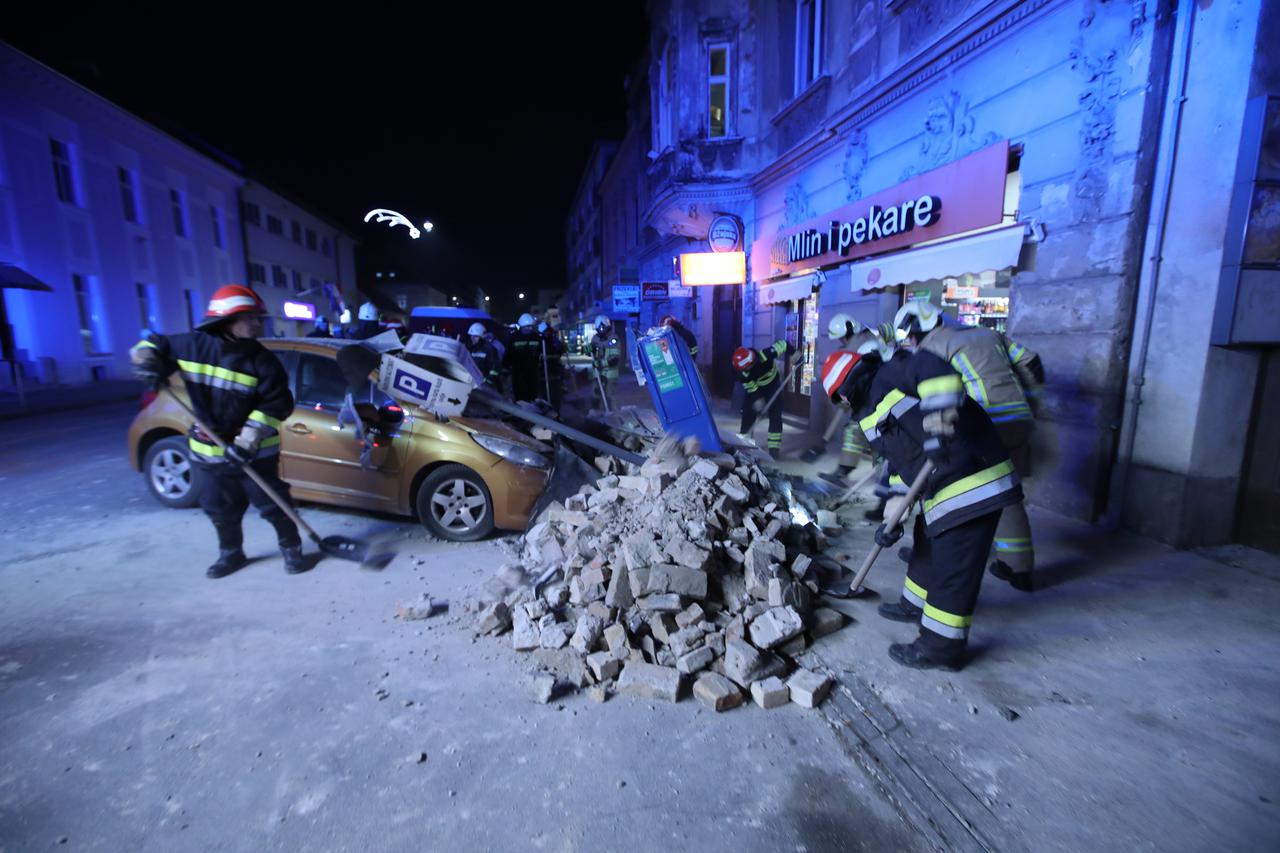 Spasioci raščišćavaju centar Siska