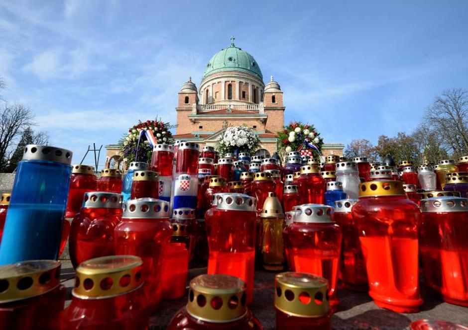 Građani na grobu Franje Tuđmana na Mirogoju