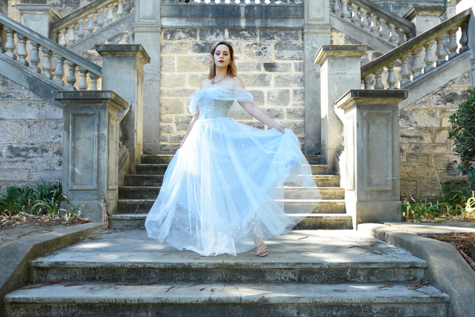 Pepeljuga: U ranim verzijama priče, Pepeljugine polusestre ne gube samo šansu za bal, nego doslovno sakate vlastita stopala kako bi ugurale nogu u cipelicu. Nakon toga, u nekim inačicama, ptice im iskljucaju oči kao kaznu za laž i pohlepu. Poruka je jasna, ali cijena je brutalna i daleko od današnje ideje 'nježne' bajke.