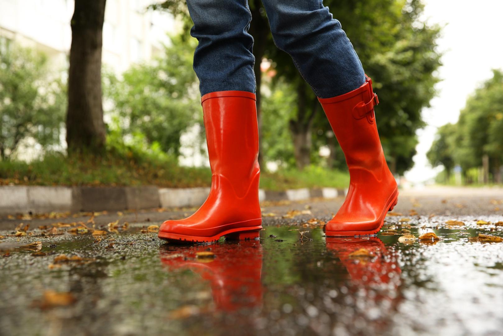 Vodootporne čizme: Za kišne dane i mokro lišće praktično je imati obuću koja će stopala održati suhima. Gumene čizme ili drugi vodootporni modeli dobro dolaze pri šetnji prirodom i obavljanju poslova po dvorištu. Obratite pozornost na potplat s dobrim prianjanjem, osobito ako hodate po skliskim površinama.