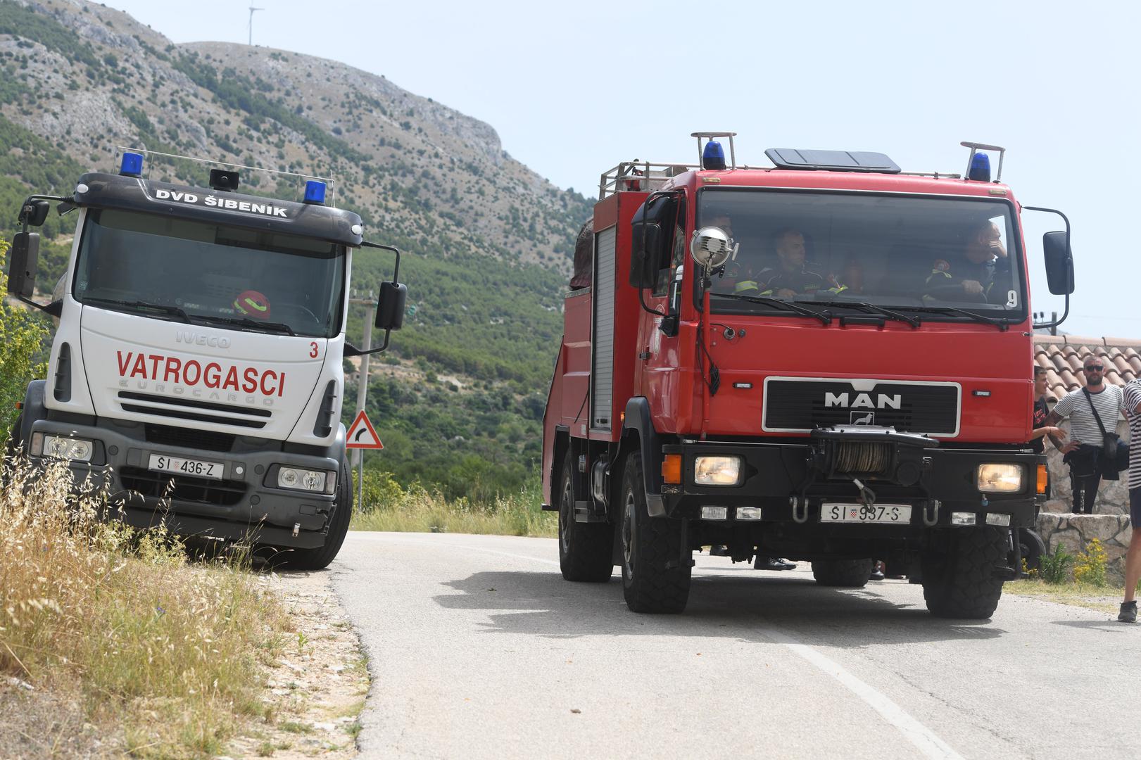 13.07.2023.,Sibenik - Izbio je pozar na otvorenom prostoru kod sela Gornjih Banjevaca u Grebastici. Na intervenciju su izasli 8 postrojbi s ukupno 12 vozila i 33 vatrogasaca. U pozaru sudjeluju i tri kanadera. Gasenje u tijeku Photo: Hrvoje Jelavic/PIXSELL