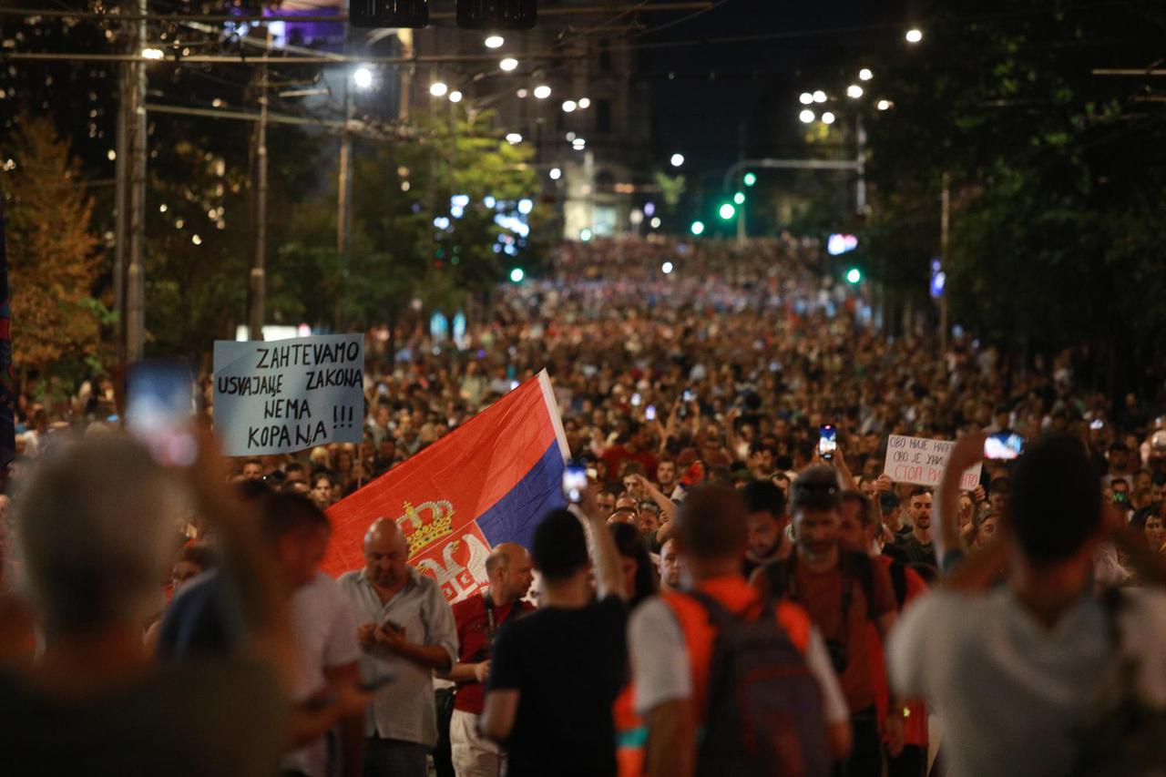Beograd: Nakon prosvjeda protiv rudarenja litija i kompanije Rio Tinto koji je odžan na Terazijama dio okupljenih se uputio na most Gazela