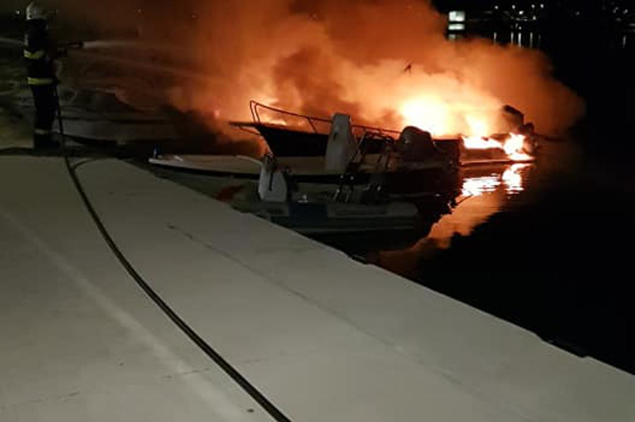 Požar brodica u Sukošanu