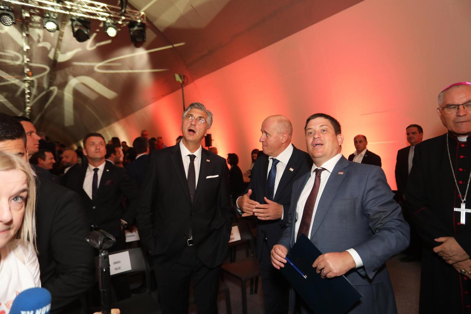 Ministar Oleg Butković ustvrdio je da je projekt gradnje i obnove tunela ključan za sigurnost i protočnost prometa, te usklađen s najvišim europskim standardima. Istaknuo je vrijednost javno-privatnog partnerstva s Bina Istrom.