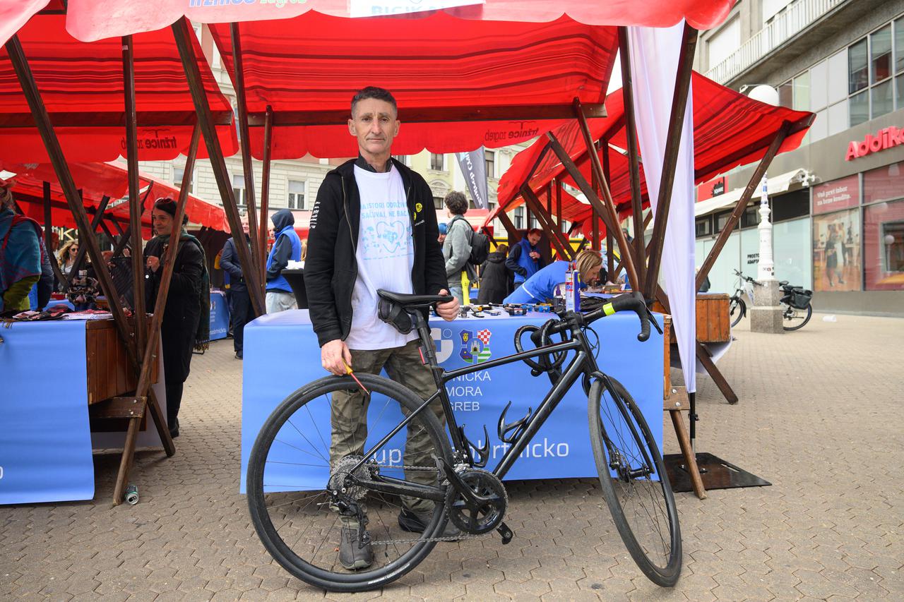 Zagreb: U okviru akcije "Majstori održivosti - sačuvaj, ne bacaj!" povodom Dana planeta Zemlje, obrtnici besplatno popravljali stvari