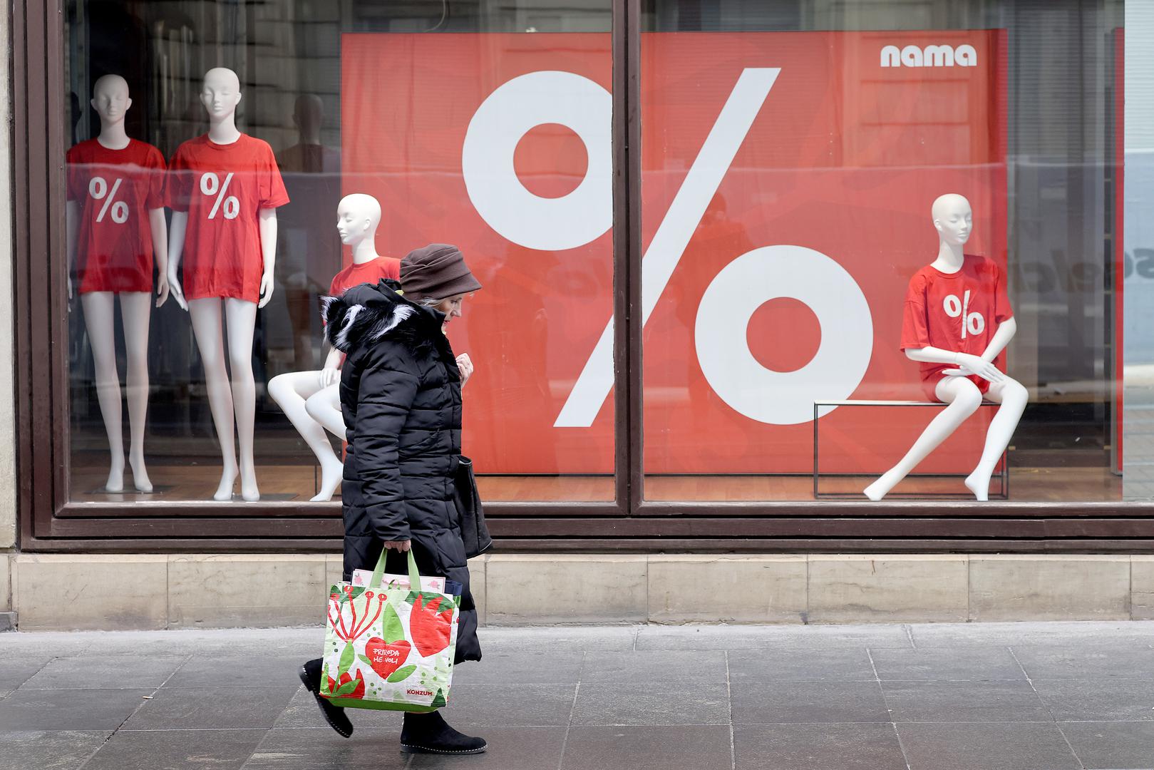 U zagrebačkim trgovinama trenutačno su u tijeku drugi i treći val zimskih sniženja, no veće gužve zasad izostaju.