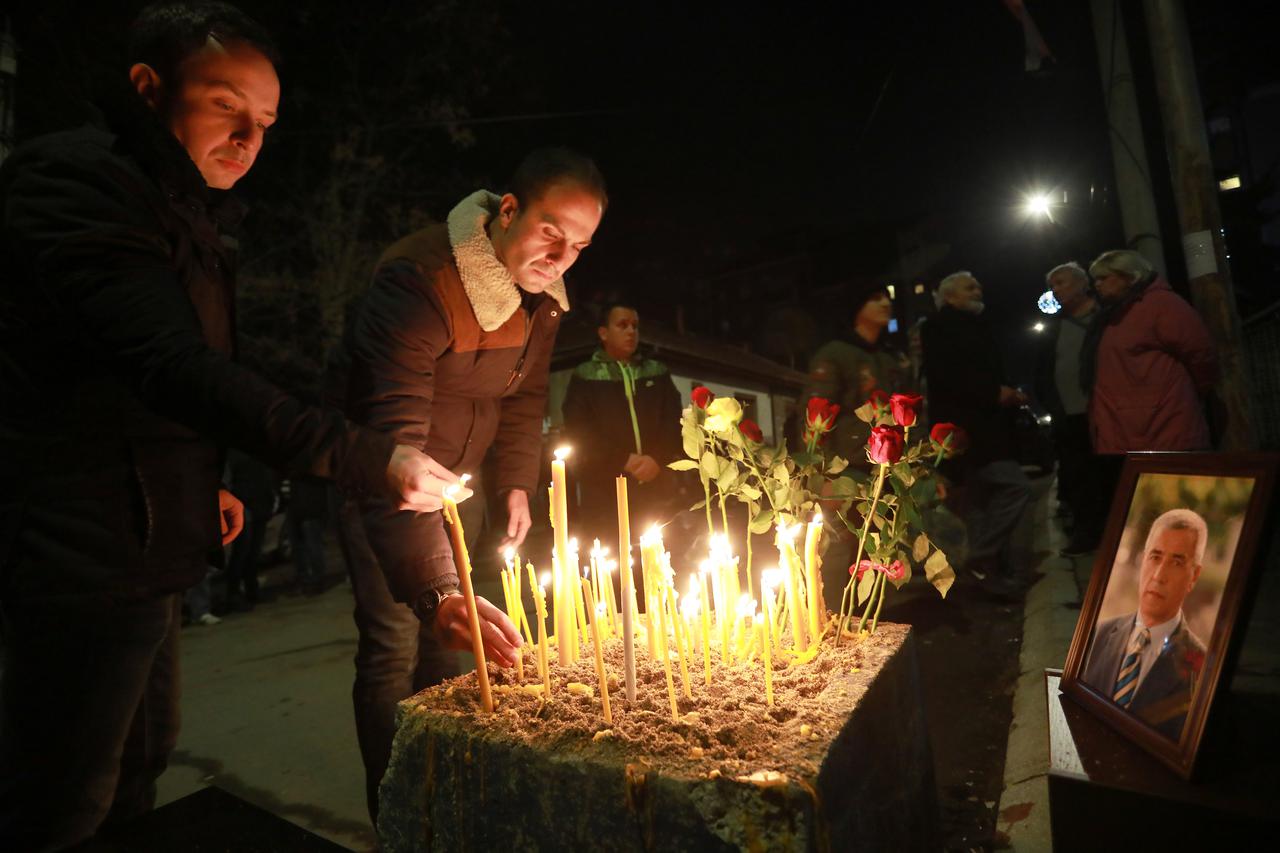 Građani pale svijeće za Olivera Ivanovića