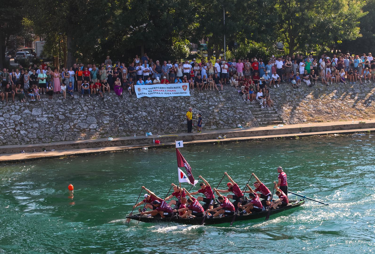 Ulazak posada u cilj u Pločama popraćen je zvonjavom crkvenog zvona u tom mjestu.
