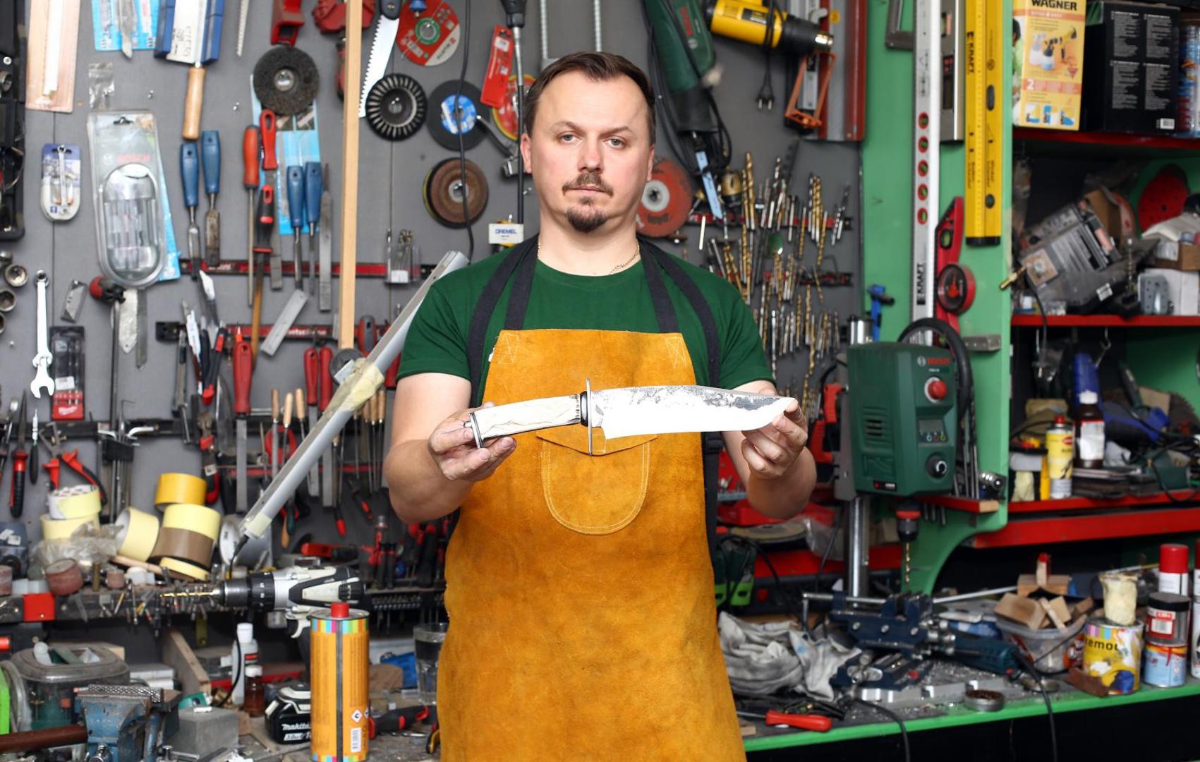 09.07.2020., Duga Resa, Galovic selo - Goran Bisic kovac je lovackih nozeva i vlasnik brenda GB Blades. U svojoj radioni proizvodi nozeve od kojih je svaki unikat, kuje ih, brusi i za svaki siva futrole.
Photo: Kristina Stedul Fabac/PIXSELL