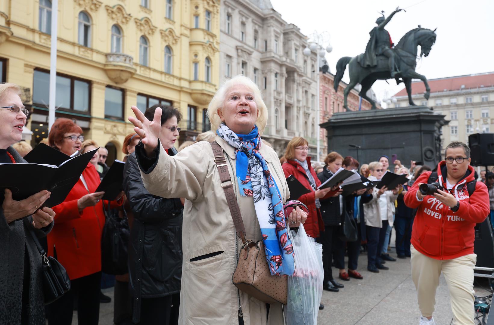 Ljubav je pronašla u kazalištu, gdje je na hodniku zapazila svog drugog supruga, liječnika Ivu Vidovića, što joj je napokon donijelo željenu sreću. 