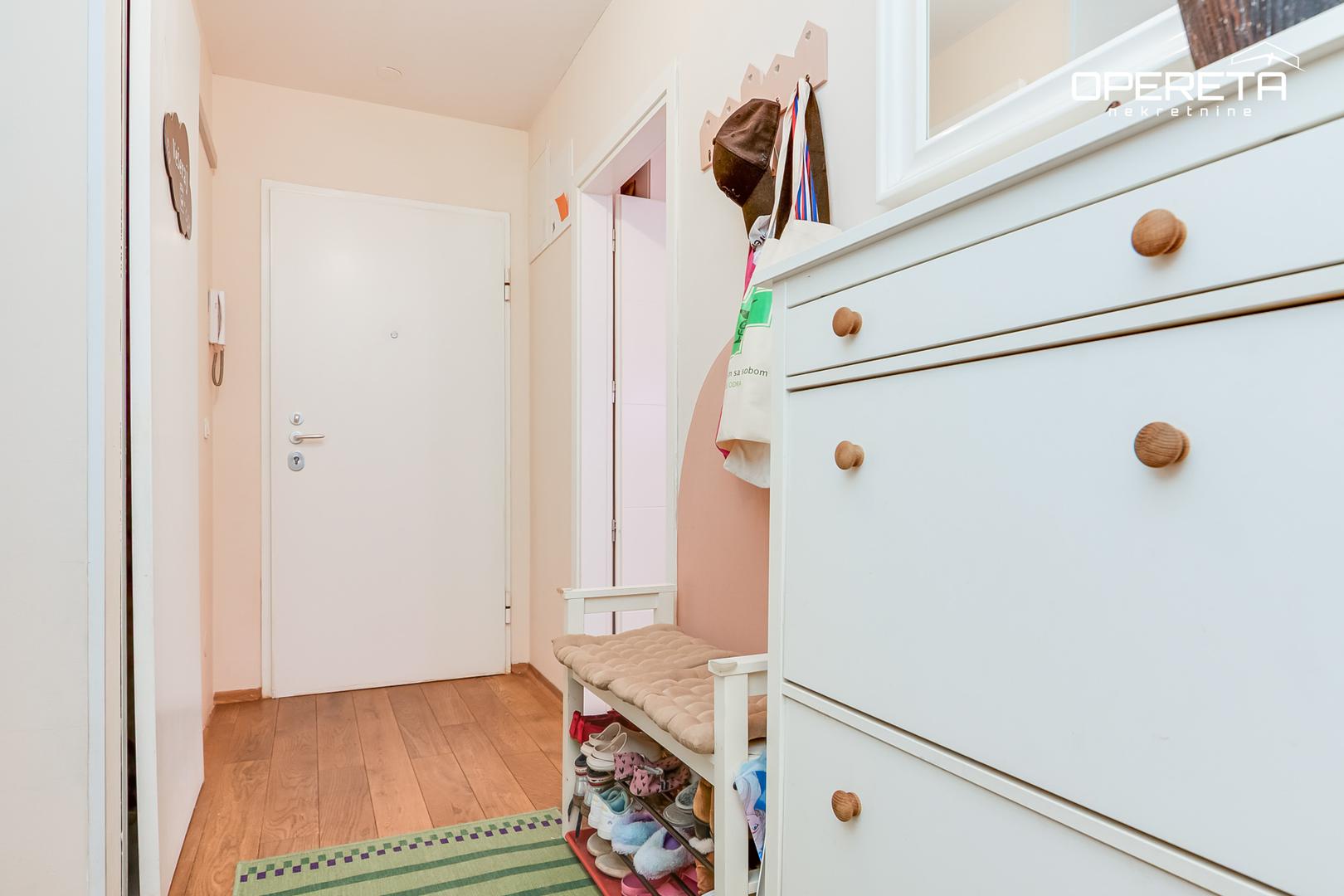 Stan se nalazi u mirnoj i sigurno lokaciji, s blizinom javnog prijevoza, trgovina i drugih potrebnih sadržaja, što čini ovu nekretninu idealnim mjestom za život.