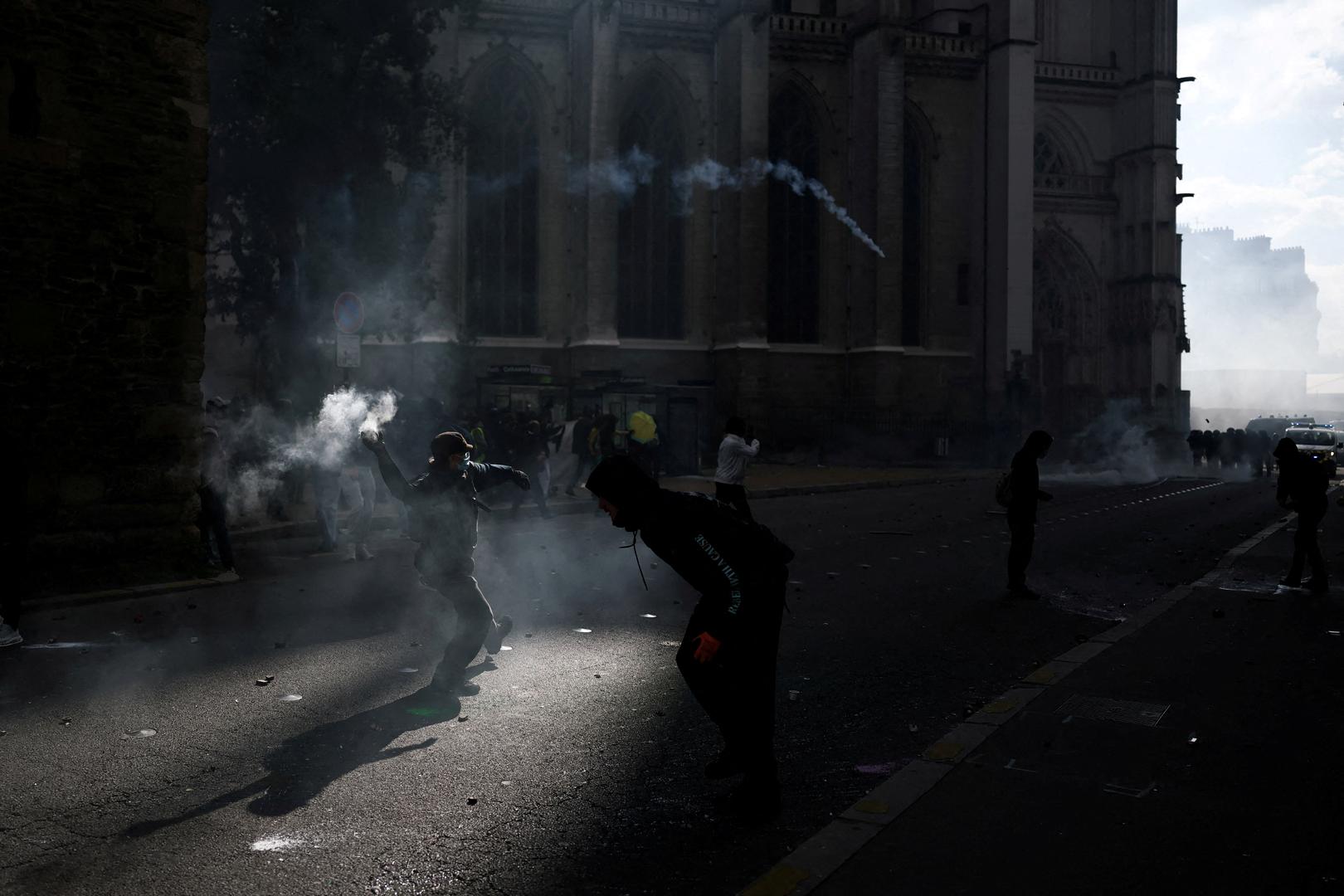 U Marseilleu su, među ostalim, zabilježeni upad prosvjednika u predvorje gradske vijećnice i oštećenje policijske postaje, a u Lyonu je izbio požar u turističkom uredu.