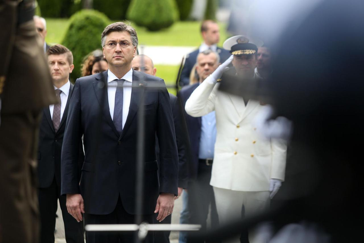 Zagreb: Na Dan državnosti državni vrh položio vijence na groblju Mirogoj