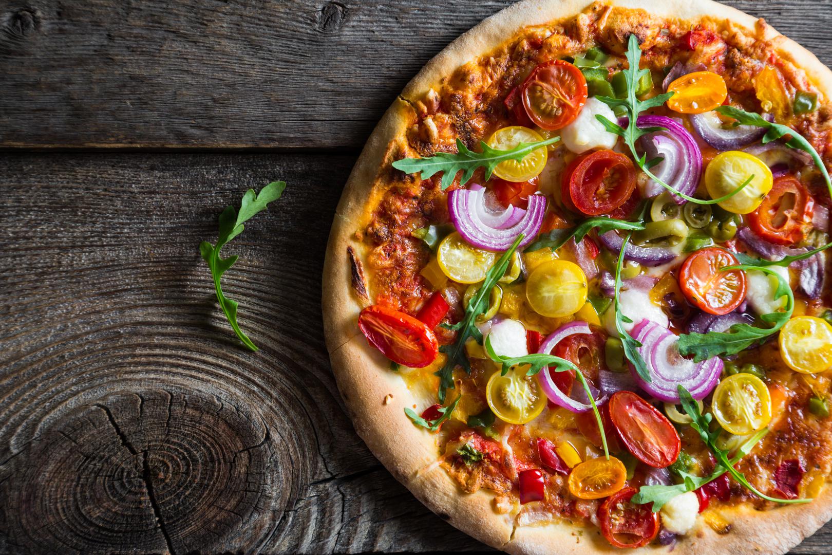 Napravite malo zdraviju verziju pizze - tijesto od integralnog brašna, sir s manje masti i kvalitetna šunka, te hrpa povrća osigurat će vam cjelovit i zdrav obrok.