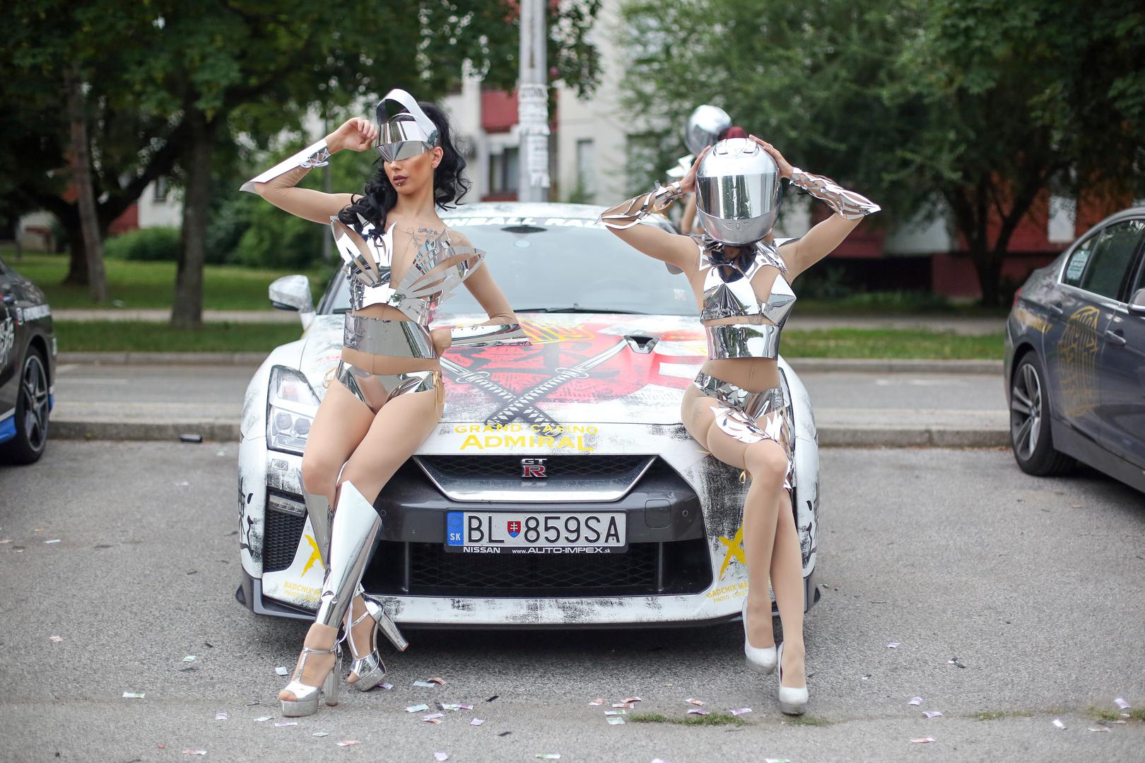 Osim automobila, pozornost su privlačile i djevojke u futurističkim kostimima.