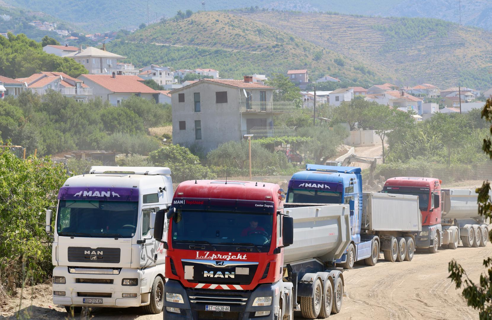 Izgrađuje se oko 65 kilometara vodoopskrbe sa rekonstrukcijom i oko 125 kilometara same odvodnje, a svi će stanovnici imati 90 posto mogućnosti priključenja na vodoopskrbu, a 97 posto na odvodnju, kazao je Šuta. 