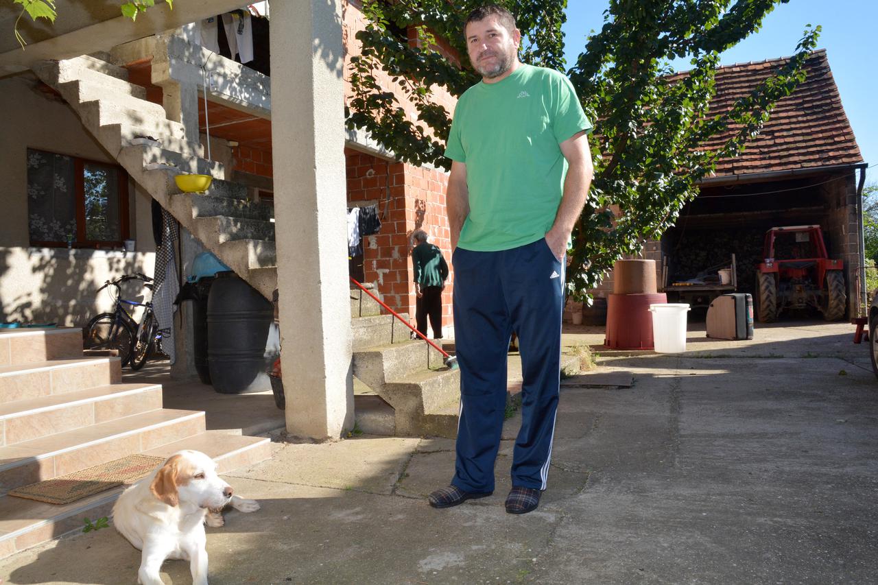 Željko Šimunić iz Siska cijelu obitelj uzdržava rafinerijskom plaćom