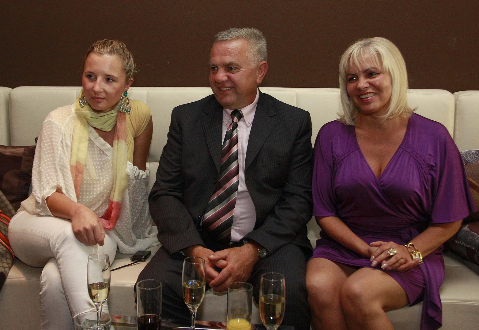 Za razliku od supruge Branke, koja često pozira sa sinom na društvenim mrežama, Veljko preferira miran i povučen život u Pakracu. 