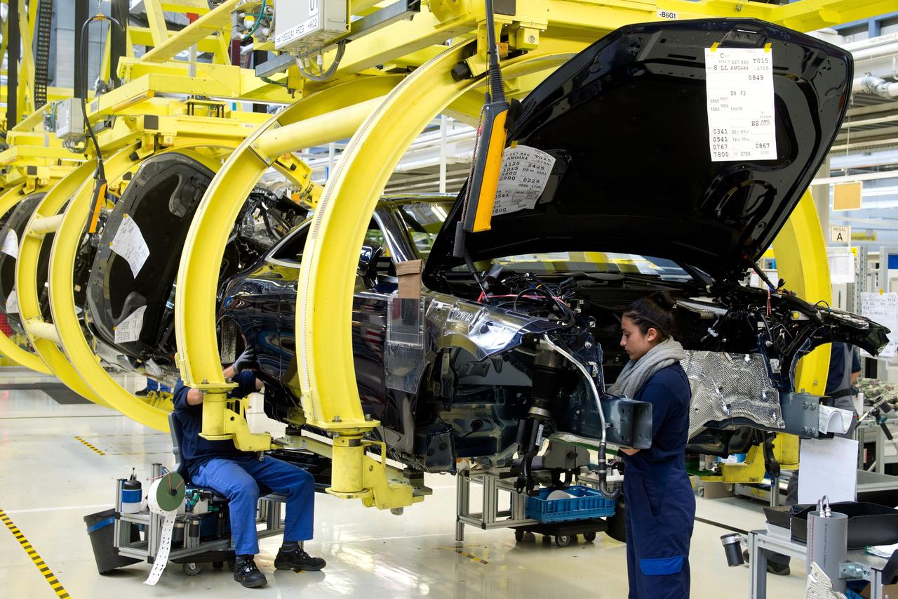 Employees work on cars of the S Class at the assembly line of Daimler in Sindelfingen, Germany, 10 September 2014. Car producer Daimler reorganizes its car production. Photo: Fredrik von Erichsen/dpa/DPA/PIXSELL
