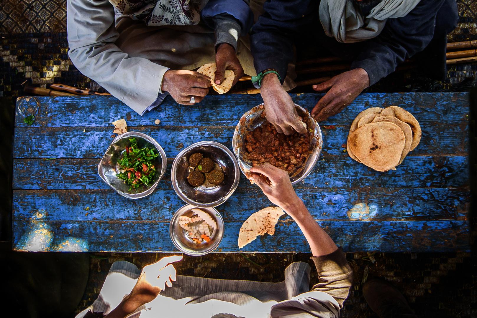 S tržnice deva u Darawu Asuan, gdje se kruh dijeli, a priče putuju poput karavana