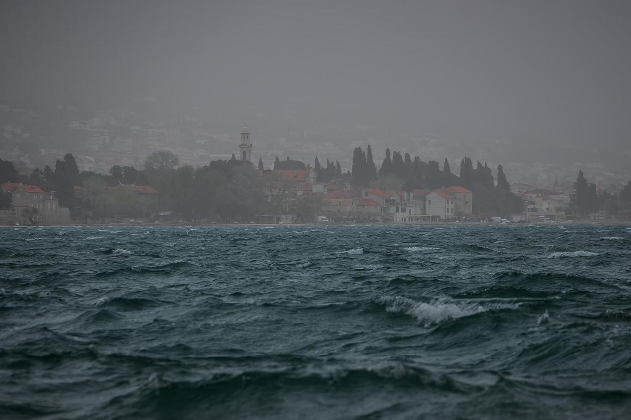 Saharski pijesak smanjio vidljivost u Kašteli