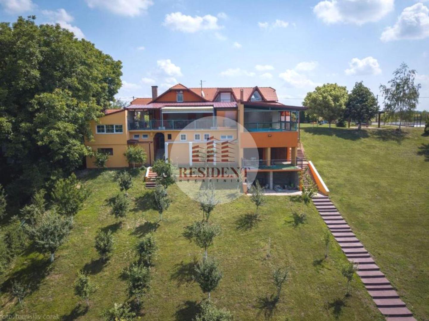 Prodaje se luksuzna vila smještenu u Marincima, pored Vinkovaca. Ova impozantna nekretnina prostire se na 558 m² neto površine i nalazi se na parceli od 7.300 m². 