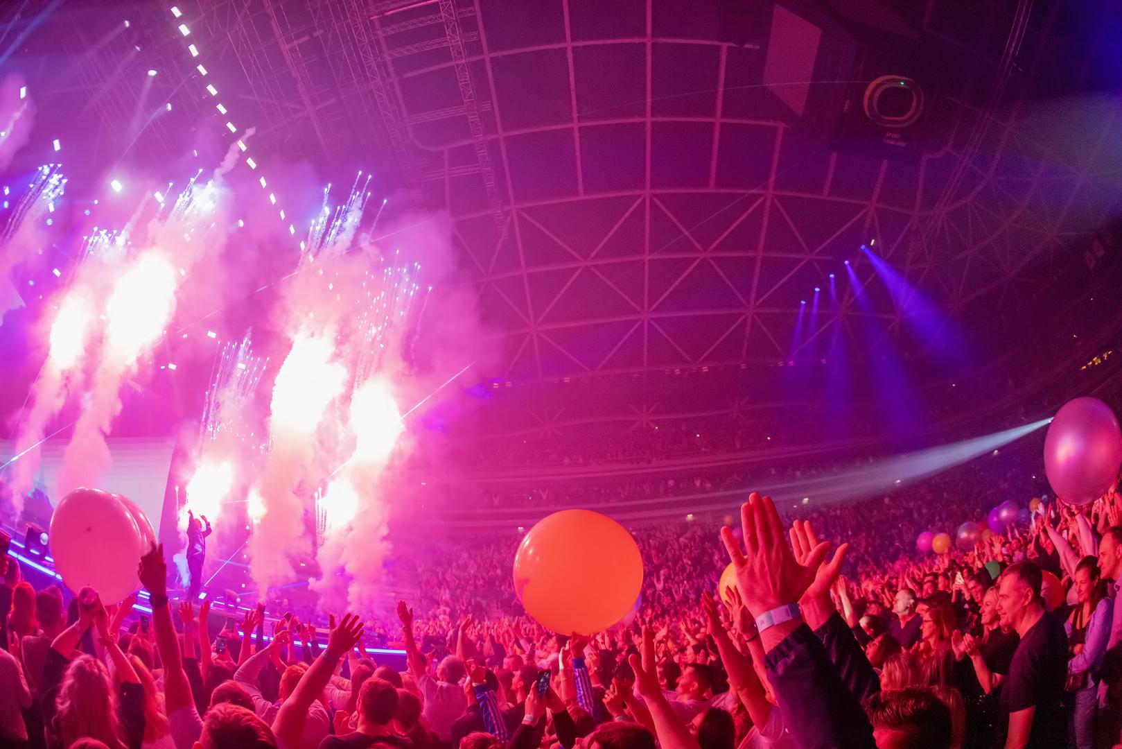 Euforična publika, poklonici njegovog lika i djela, poezije i umjetnosti magičnim nitima emocija spojili su se sa svojim idolom.