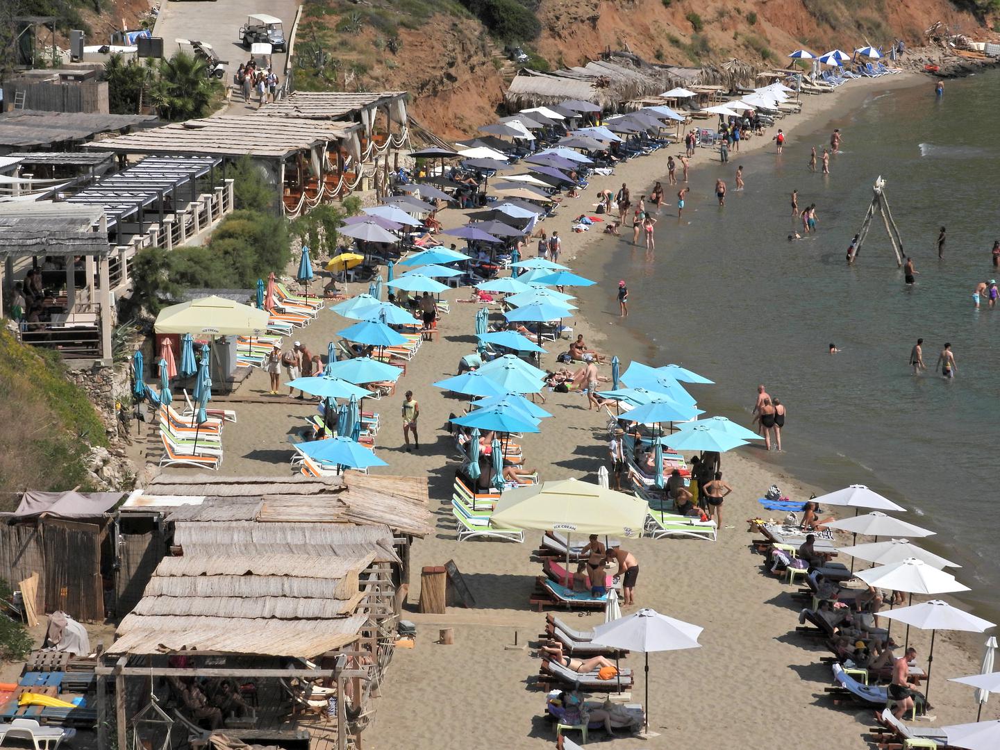 7. Šunj, otok Lopud: Prošećite od glavne dubrovačke luke kroz borovu šumu do široke pješčane plaže na Šunju, gdje se možete smjestiti na mekom pijesku ili ležaljci u hladu. Zbog plitke vode ovdje je omiljena plaža za obitelji s malom djecom, dok je istočni dio plaže rezerviran za naturiste.