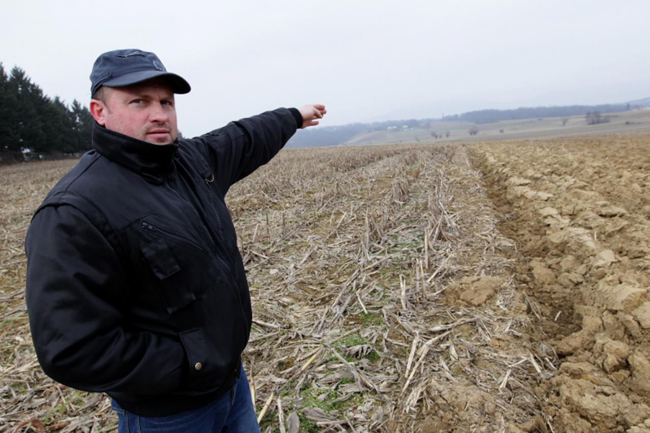 '03.02.2011., Sveti Petar Orehovec - Dragutin Tomak iz sela Sveti Petar Orehovec (15 kilometara udaljeno od Krizevaca) pokazuje tri hektara zemlje u vlasnistvu crkve koje je mjesni svecenik Ivan Zufik