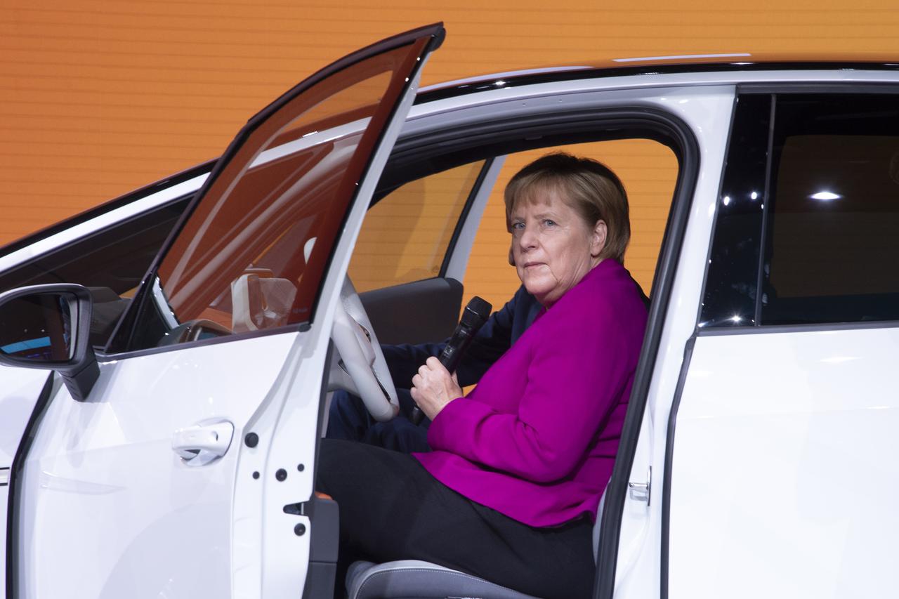 Kancelarka Angela Merkel sa svojim ministrima već dulje osmišlja modele kako zaštititi načetu automobilsku industriju, koja je glavni pokretač najvećeg europskog gospodarstva