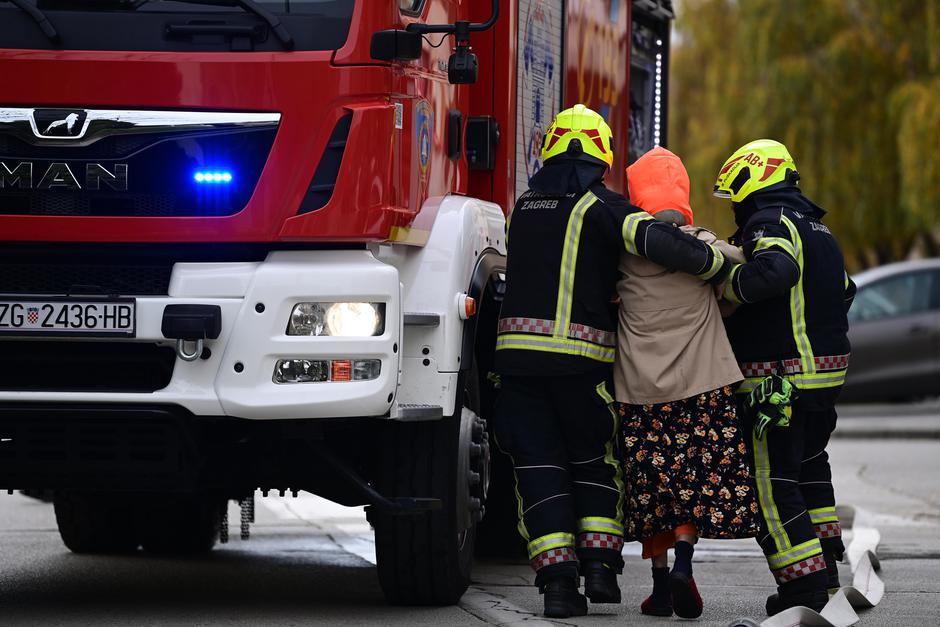 Požar na Peščenici, gori neboder, spašeni baka i pas 
