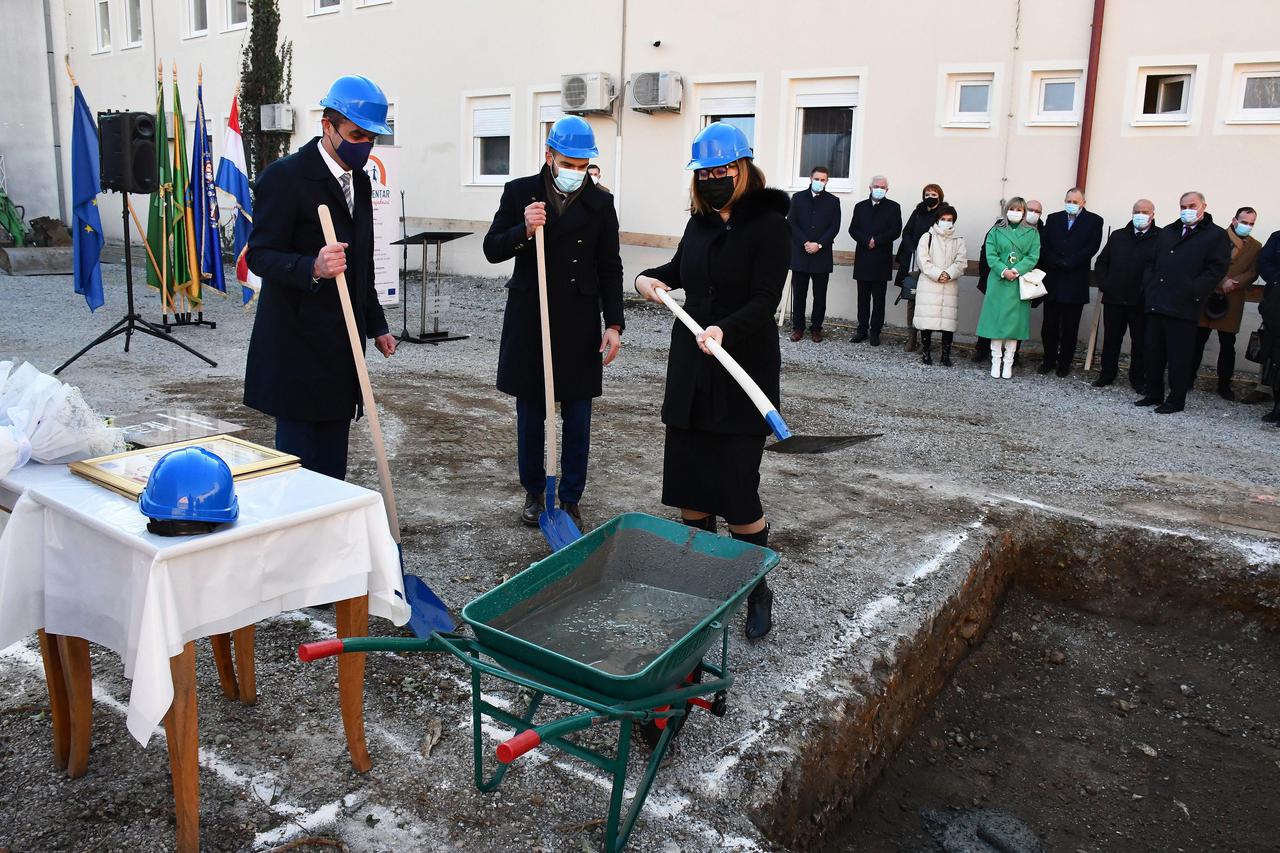 Ministar Aladrović primio se lopate i položio kamen temeljac za zgradu Centra za socijalnu skrb u Požegi