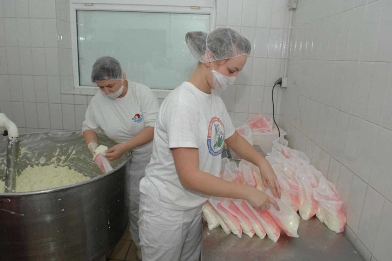 '28.02.2013. Mini mljekara Veronika, Desinic - Mlijeko i mlijecni proizvodi iz mljekare Veronika vlasnika Mladena Surbeka svakodnevno dolazi na Zagrebacke trznice. Mlijekara broji 82 zaposlenika, a sl