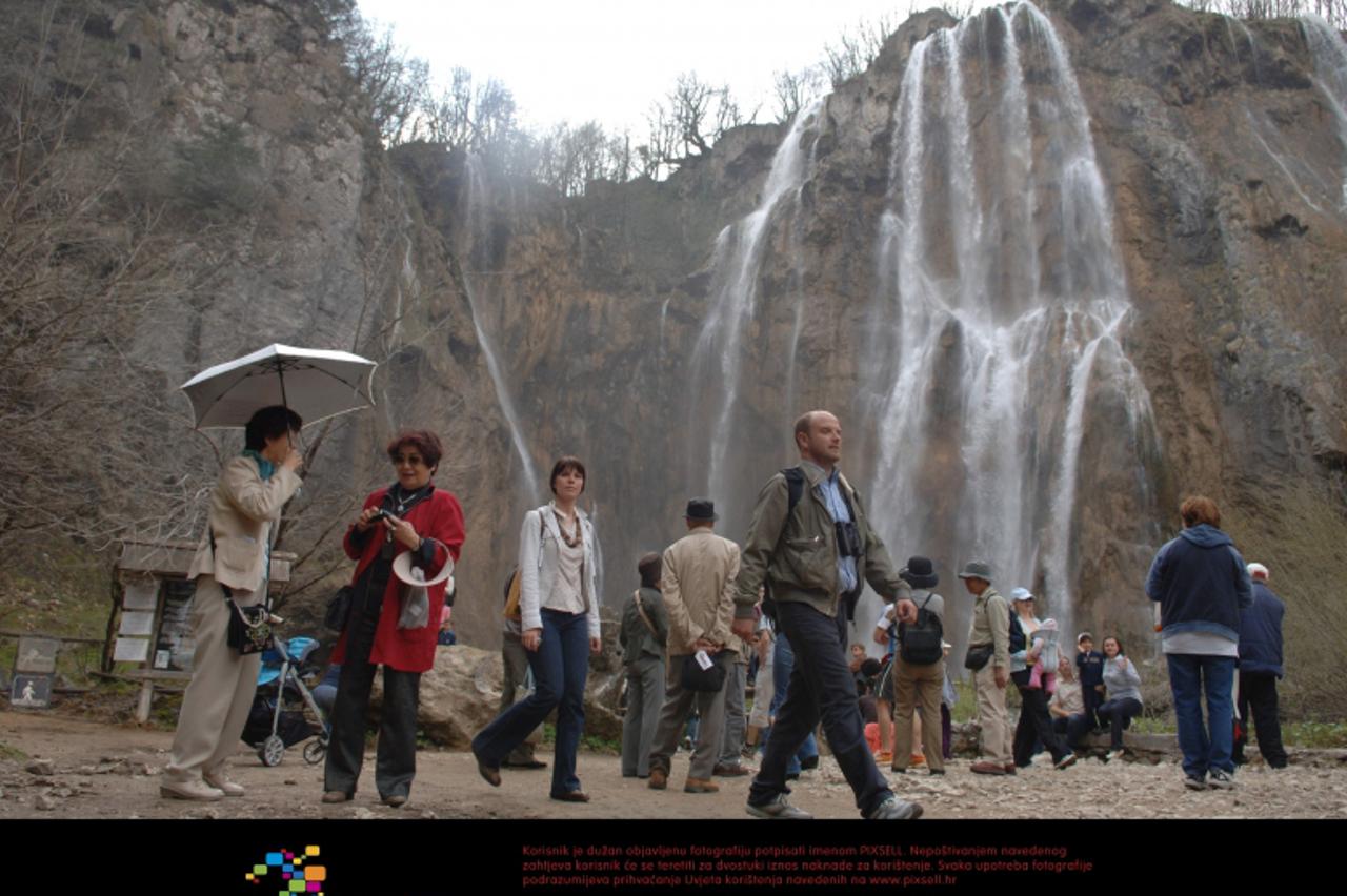 '13.04.2009., Plitvice - Turisti kod najviseg hrvatskog slapa na Plitvickom jezerima.  Photo: Goran Kovacic/Vecernji list'