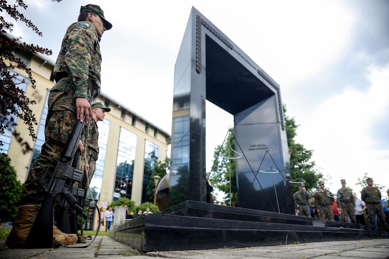 Brčko: Predsjednik RH Zoran Milanović položio je vijenac i zapalio svijeću ispred spomen ploče 108. pješačke brigade Hrvatskog vijeća obrane 