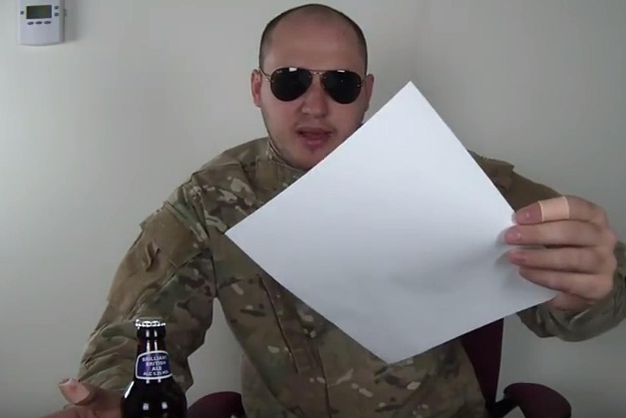 Otvaranje boce piva s papirom