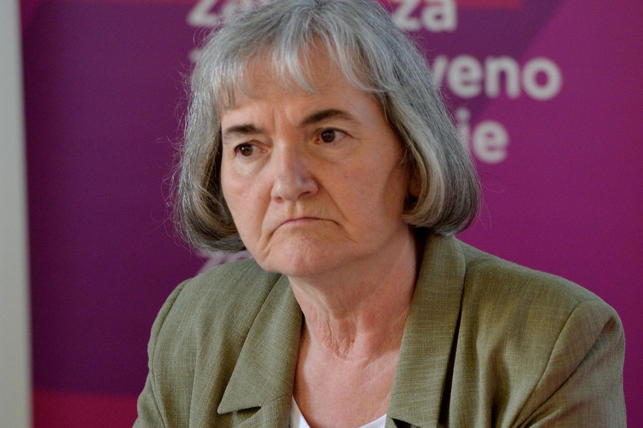 Dr. Veronika Laušin rođena je 11. travnja 1950., a u HZZO je došla kao specijalistica medicine rada iz doma zdravlja 1994. godine. Pomoćnica direktora postala je 2004. Članica je HDZ-a