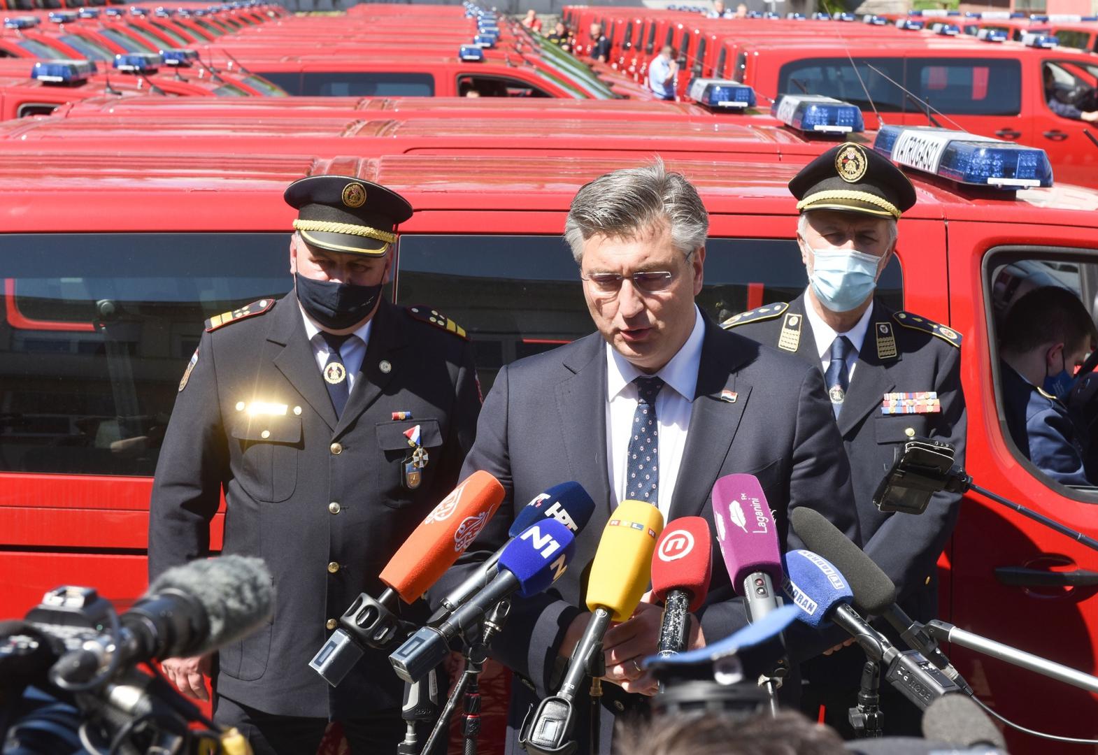 04.05.2021., Zagreb - U sklopu obiljezavanja Dana vatrogastva, odrzana je svecana primopredaja 75 kombi te 15 interventnih vatrogasnih vozila. Dodjeli su prisustvovalii predsjednik Vlade Andrej Plenkovic sa suradnicimai, glavni vatrogasni zapovjednik Slavko Tucakovic, te predstavnici vatrogasnih organizacija koje su dobile vatrogasna vozila.
Photo: Davorin Visnjic/PIXSELL