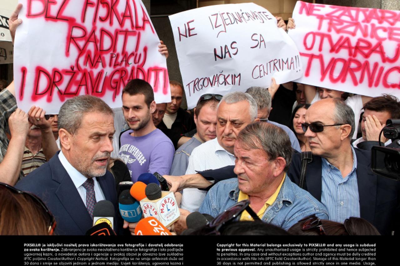 '28.06.2013., Zagreb - Gradonacelnik Milan Bandic dosao je danas na  trznicu Dolac dati podrsku prodavacima koji prosvjeduju protiv uvodjenja fiskalnih blagajni.  Photo: Patrik Macek/PIXSELL'