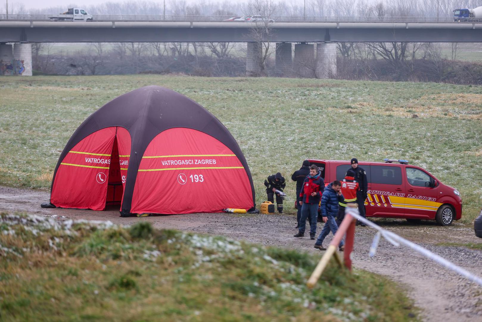 16.01.2025., Zagreb - Vatrogasci, policija, HGSS i Civilna zastita uz rijeku Savu gdje se pripremaju za nastavak potraga ze nestalim dijetetom u rijeci. Photo: Igor Kralj/PIXSELL