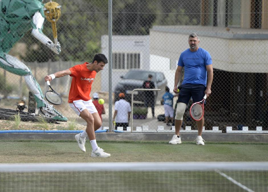NOVAK DJOKOVIC ENTRENANDO EN LAS PISTAS DE HIERBA EN MALLORCA