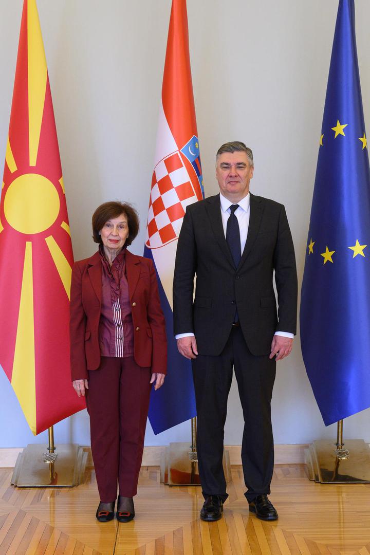 Predsjednica Republike Sjeverne Makedonije Gordana Siljanovska-Davkova u utorak popodne položit će vijenac ispred Spomenika domovini, na Trgu Stjepana Radića.

