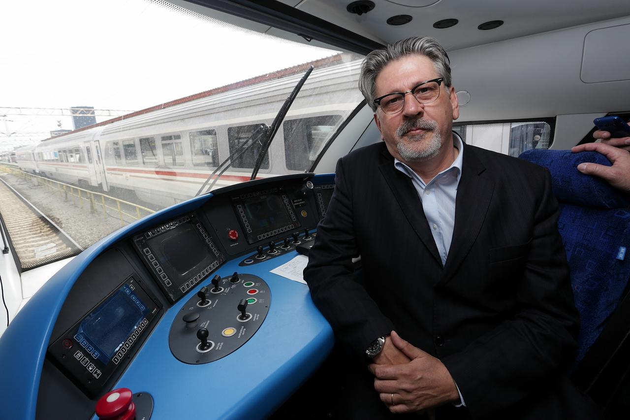 09.04.2015., Zagreb - Povodom pocetka redovnog prometovanja novog vlaka, predsjednik Vlade Zoran Milanovic sudjelovao je na prvoj redovnoj voznji na relaciji Glavni kolodvor Zagreb - Zeljeznicki kolodvor Koprivnica. Drazen Ratkovic, direktor HZ.  Photo: Z